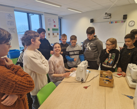 Samen naaien we zakjes om maandverband weg te steken.