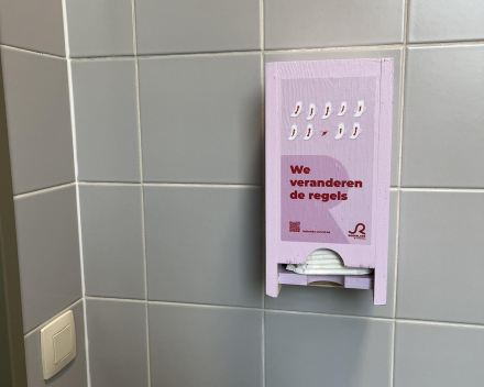 De maandverbanddispenser in actie.