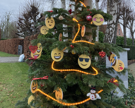 Kerstbomen met smiley-kerstballen om buurten op te fleuren (2021)
